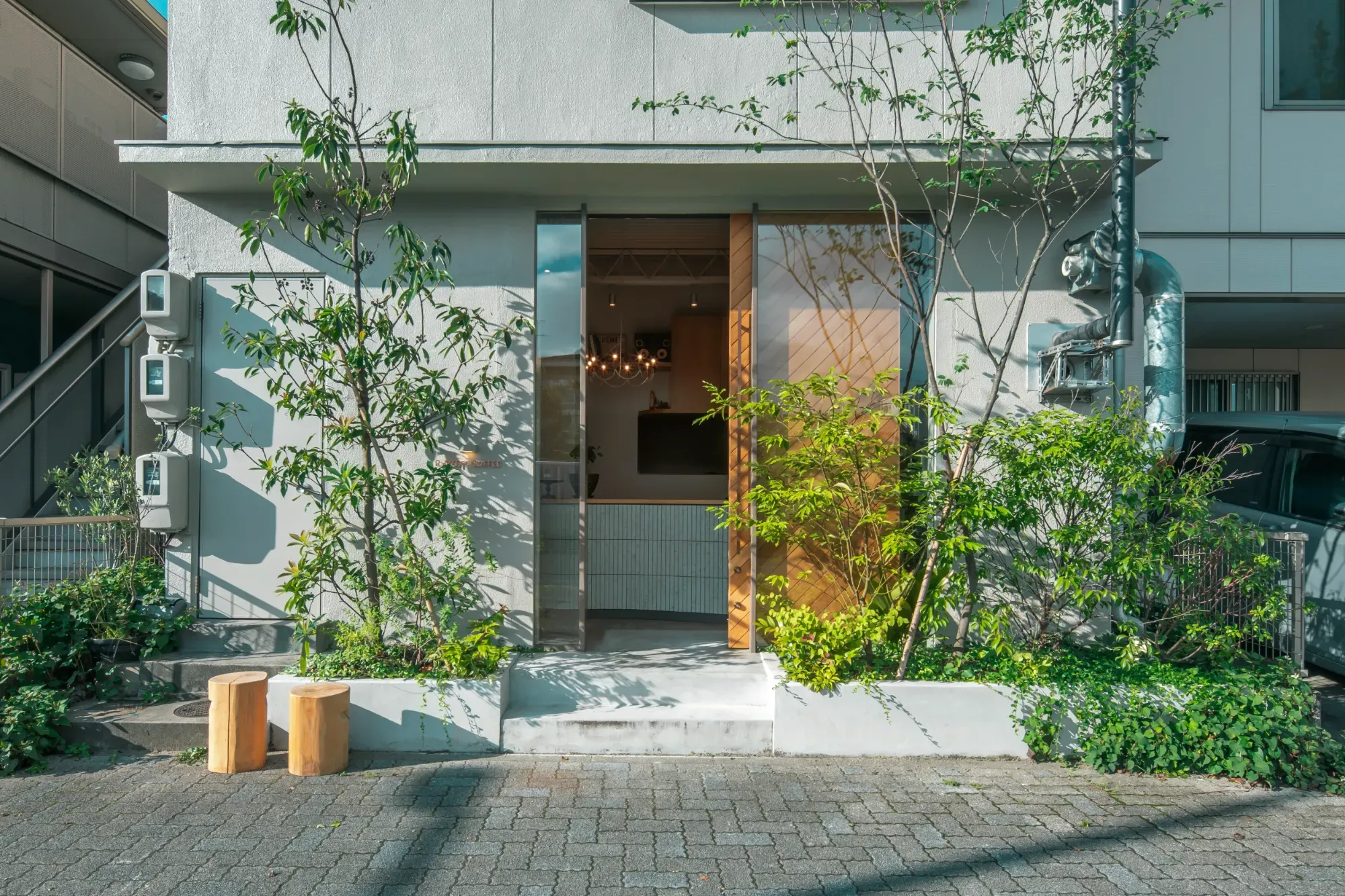 08　完成｜植栽越しに街とつながる店舗正面*を見る