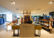 Hand iin POP UP STORE