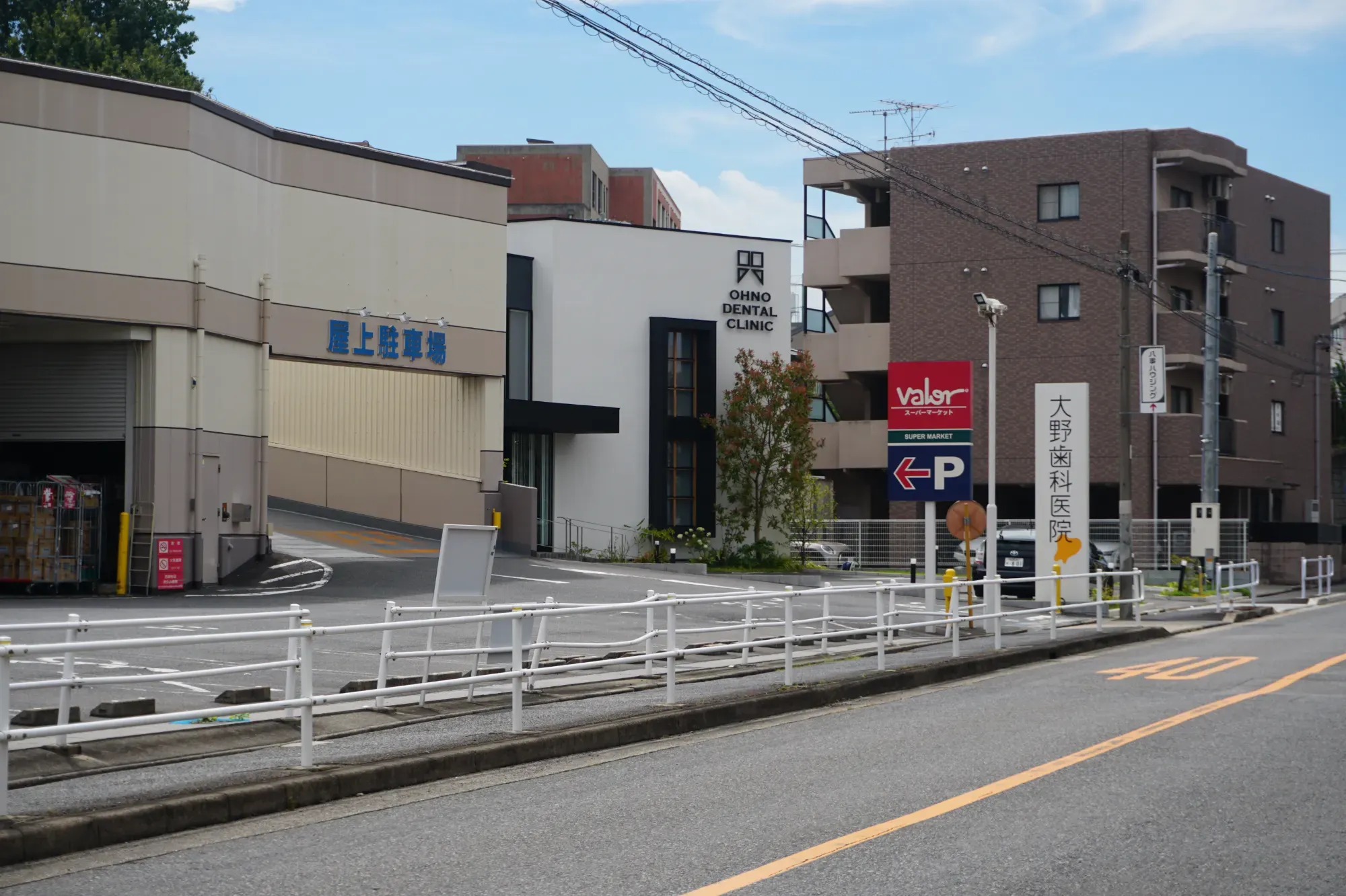 13　周辺環境の中で見える医院の外観