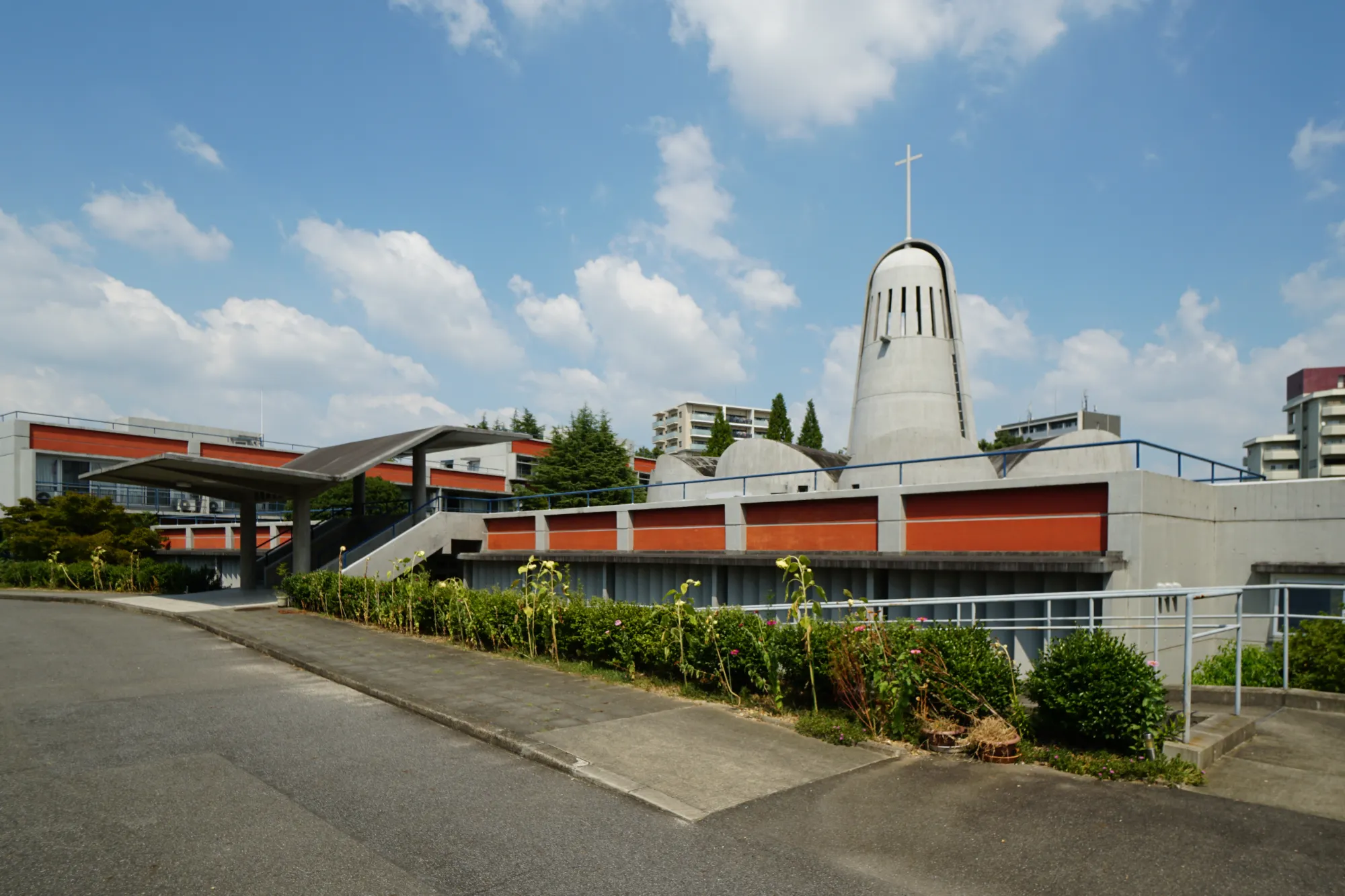 04　色彩計画の参考とした南山大学の建築