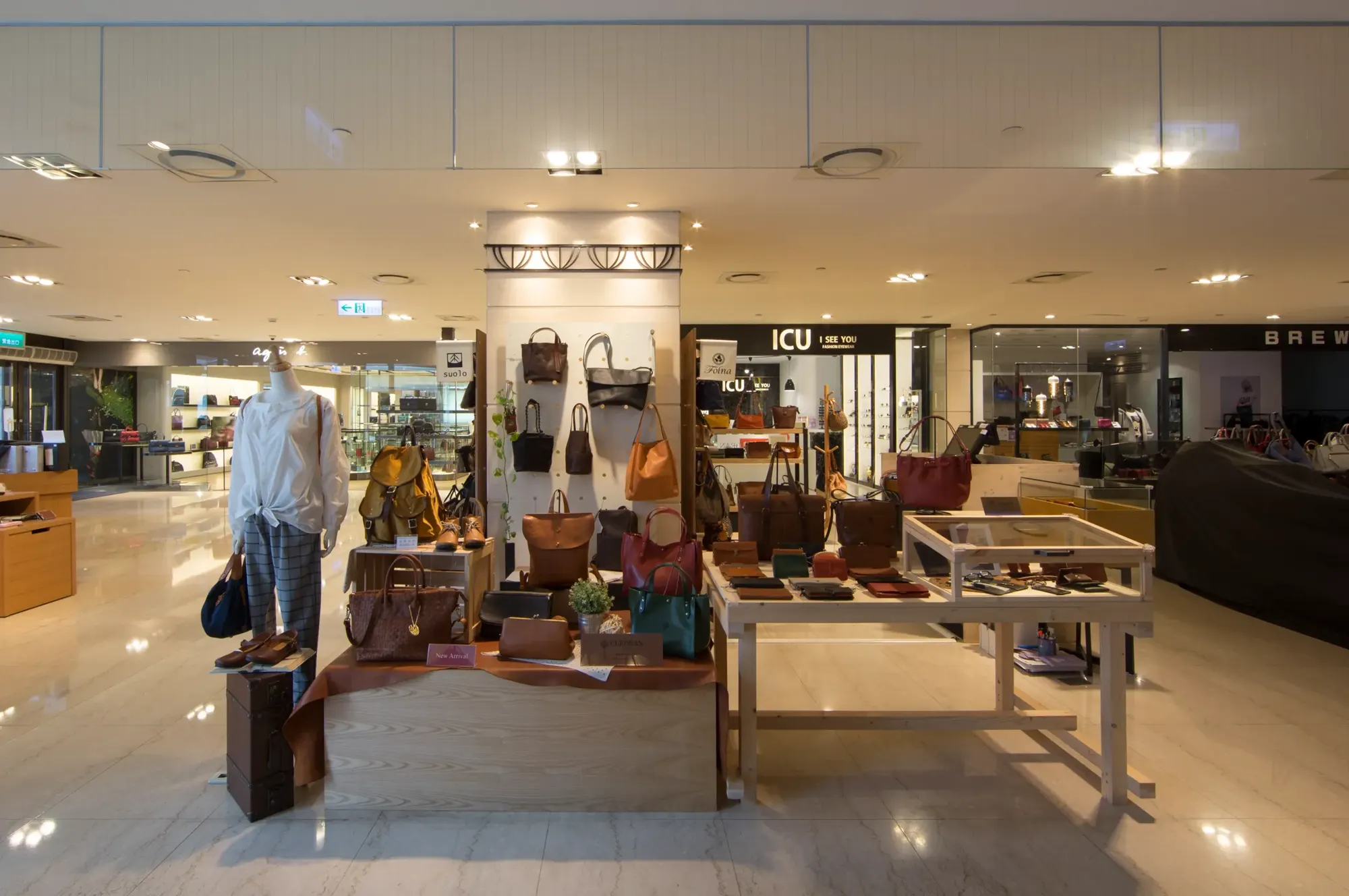 Hand iin POP UP STORE interior