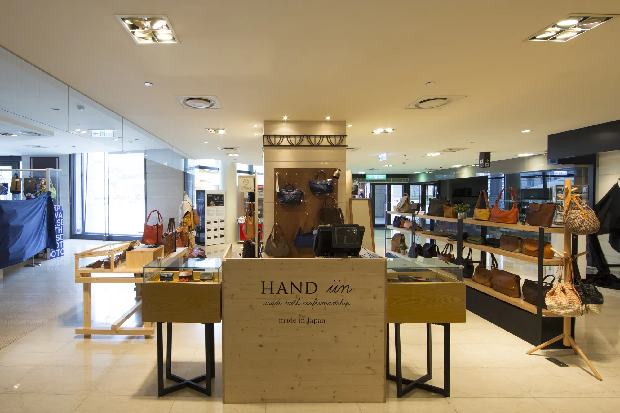 Hand iin POP UP STORE