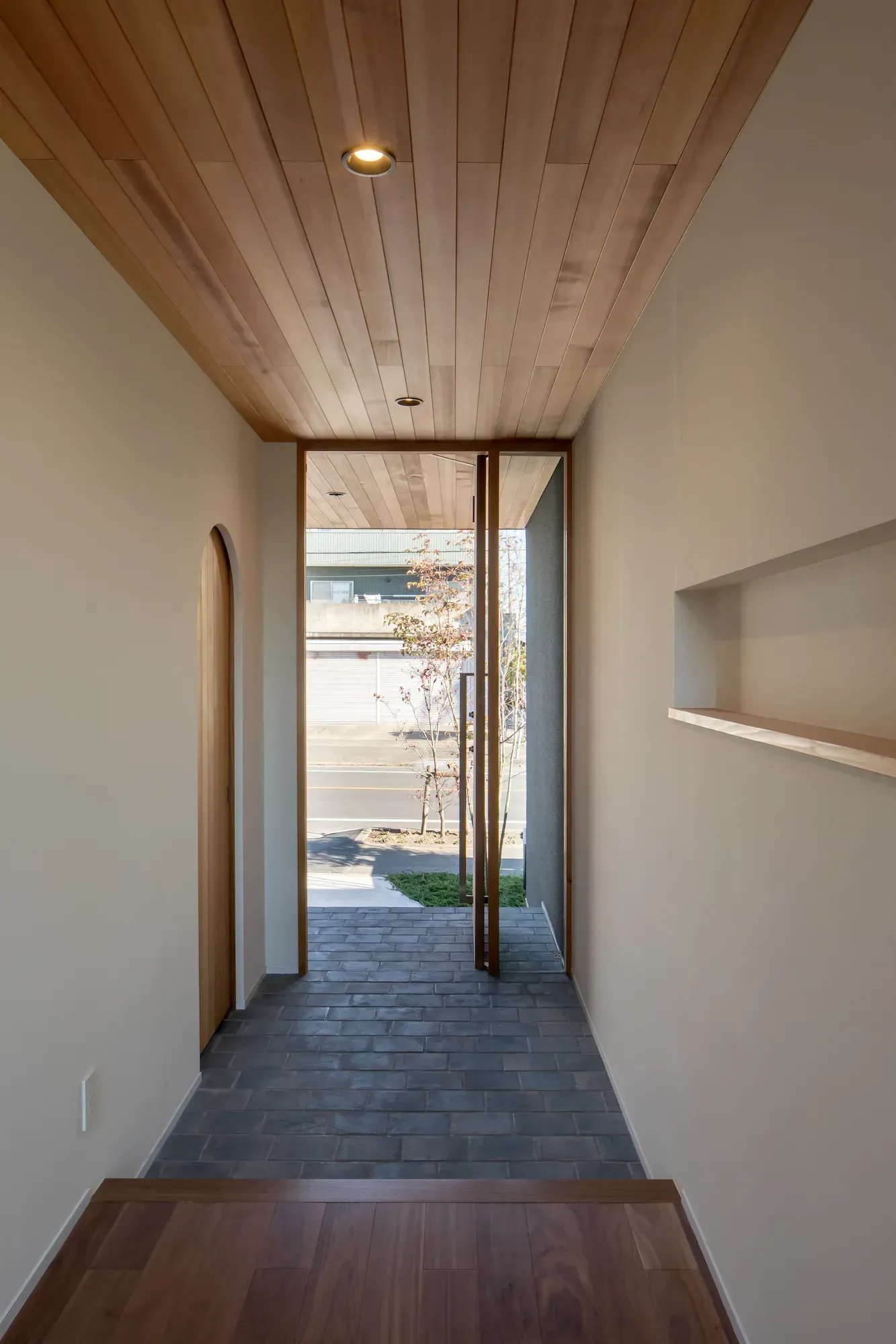 01 レッドシダーを使用した玄関まわり | House in Kiyosu