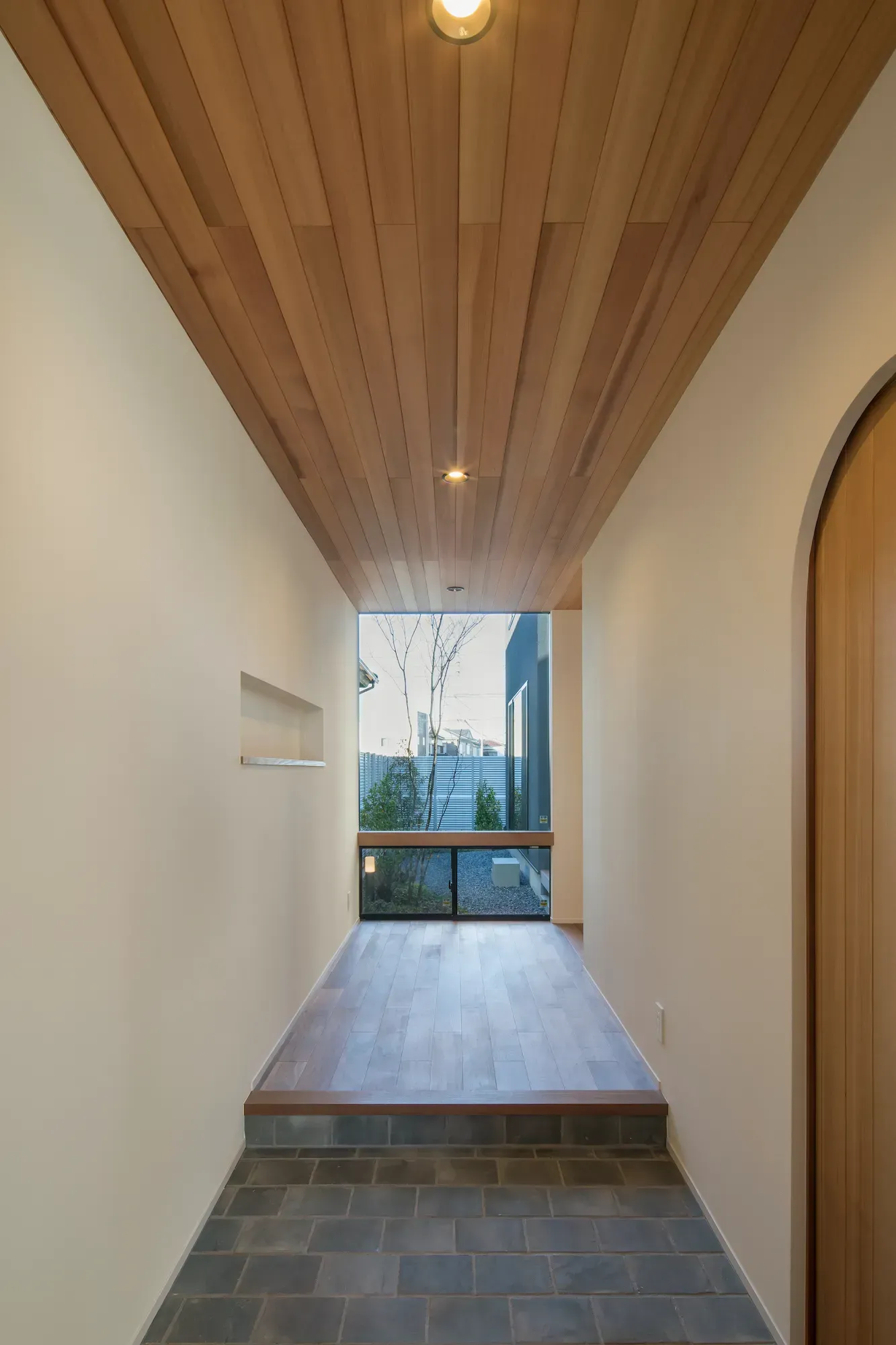 02 レッドシダーを使用した玄関まわり | House in Kiyosu