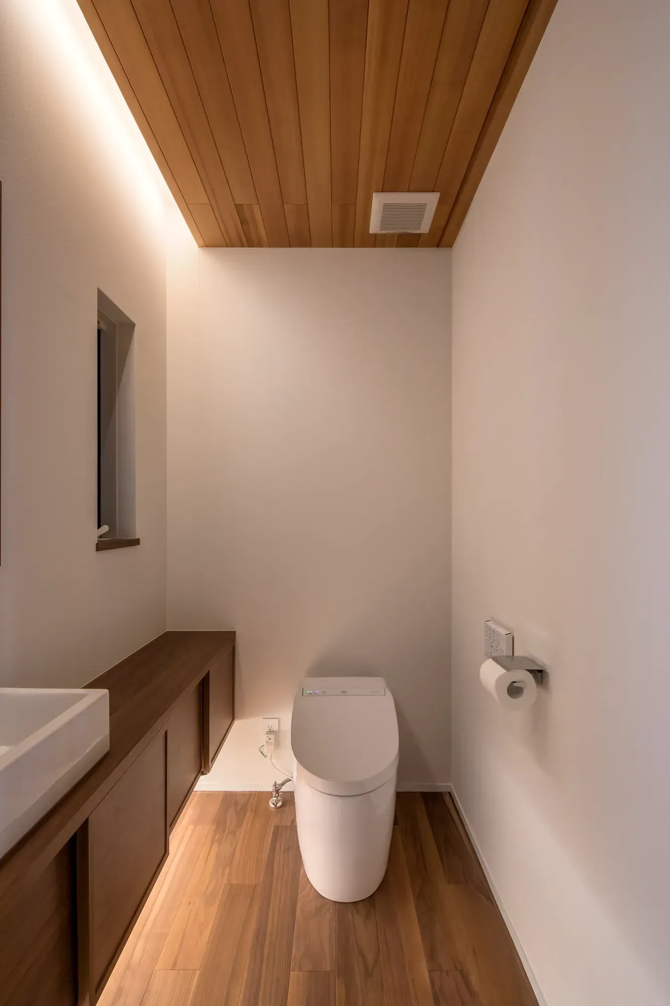 14 レッドシダーを使用したWC天井 | House in Kiyosu
