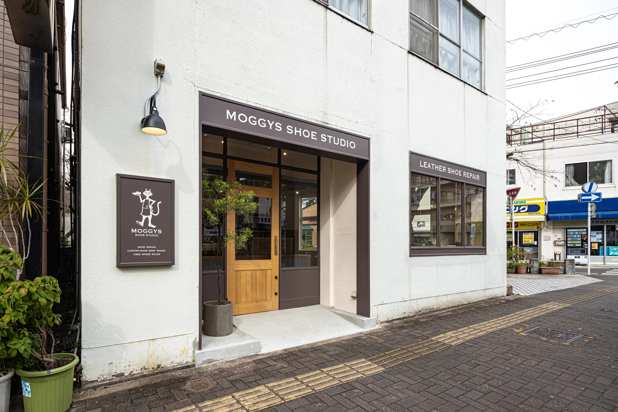 MOGGYS SHOE STUDIO interior