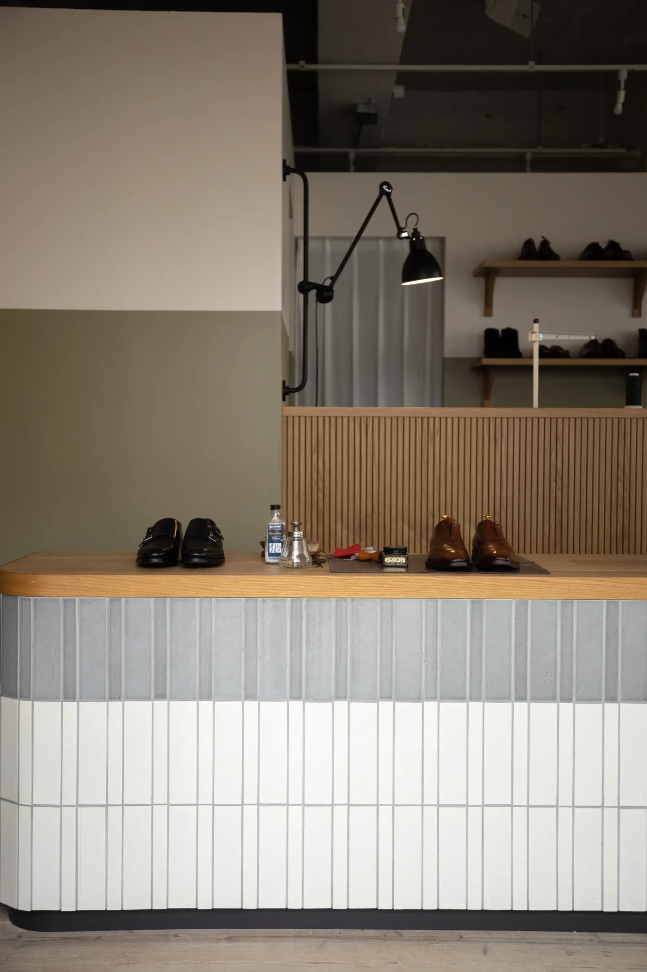 MOGGYS SHOE STUDIO interior