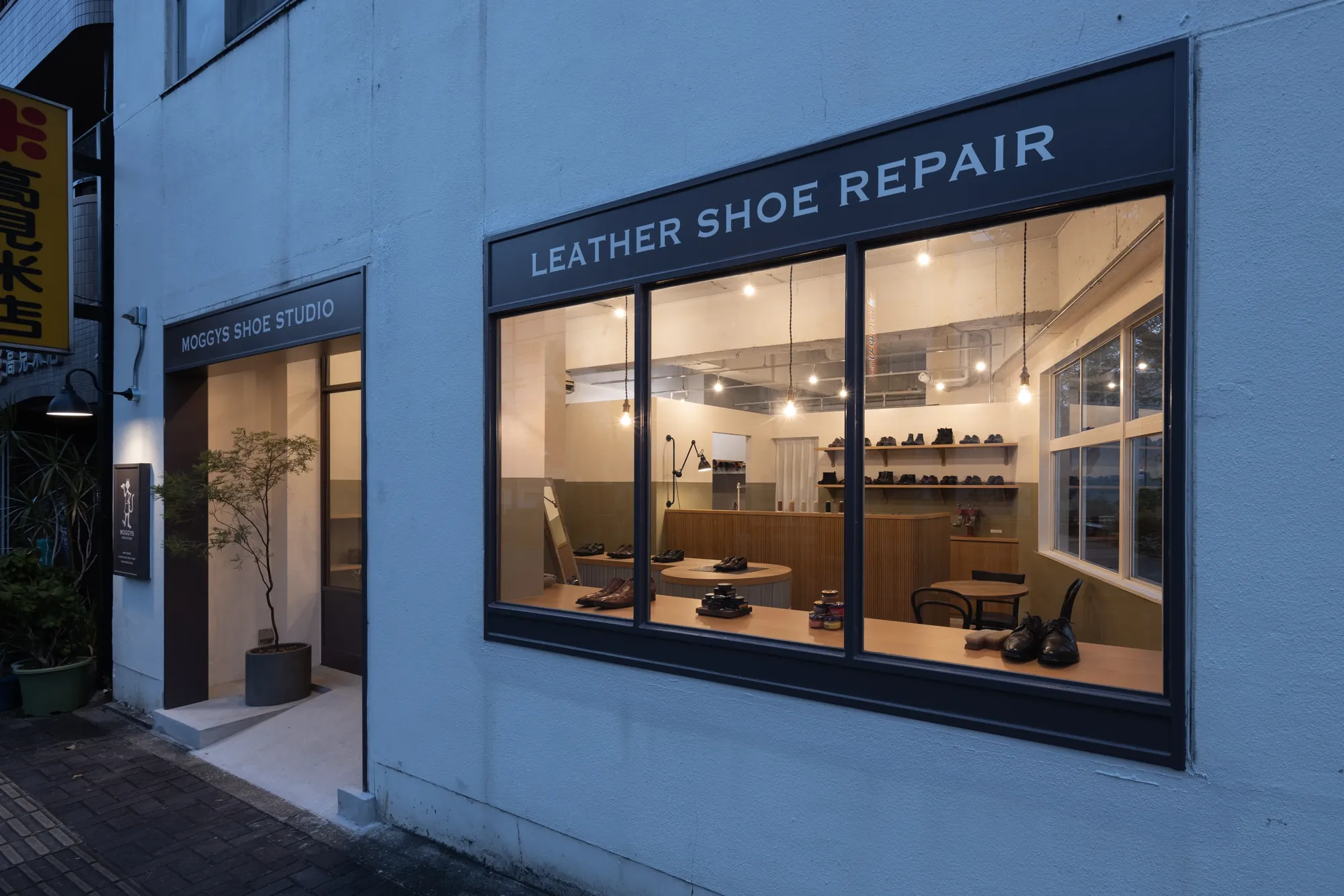 MOGGYS SHOE STUDIO interior