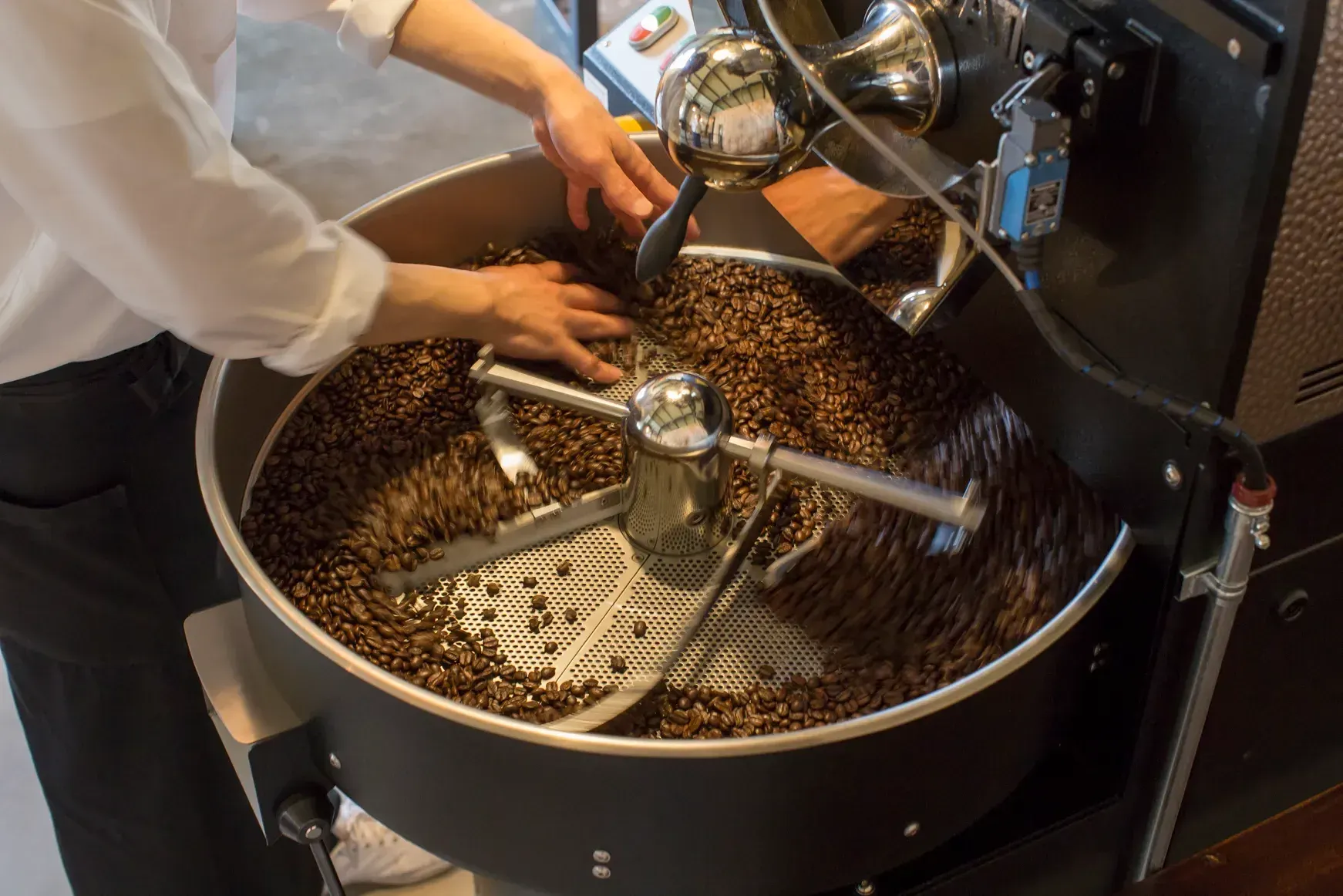 R ART OF COFFEE cafe & roaster interior